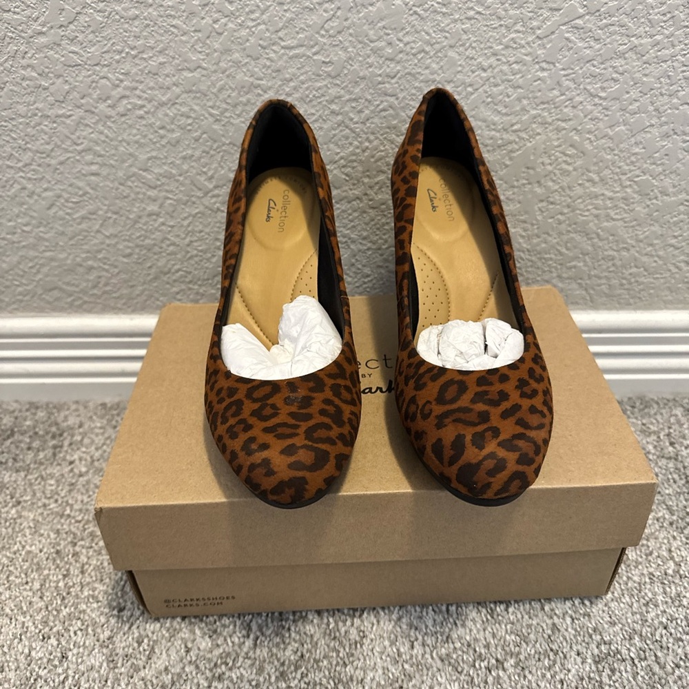Clark’s Adriel Viola Pumps Leopard Print size 6w